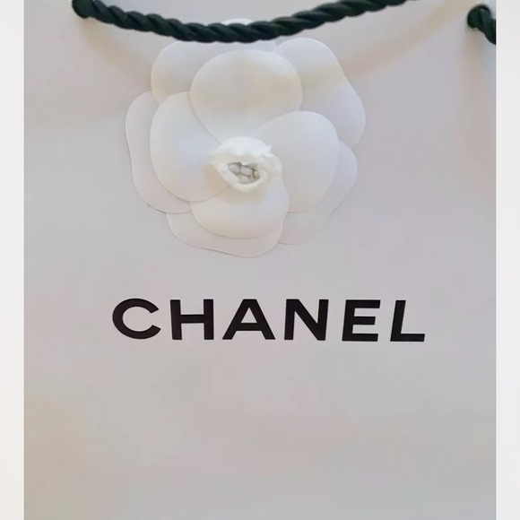 MEDIUM SIZE CHANEL PARIS PAPER CARRIER SHOPPING BAG WHITE CAMELLIA 3D FLOWER EUC - Picture 2 of 5